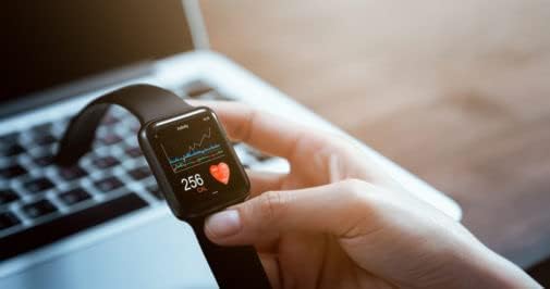 שעון חכם של Amaztech לגברים נשים, גשש כושר פעילות עם צג שינה דופק Alexa IP68 מובנה אטום למים תואם לאייפון אנדרואיד סמסונג שחור