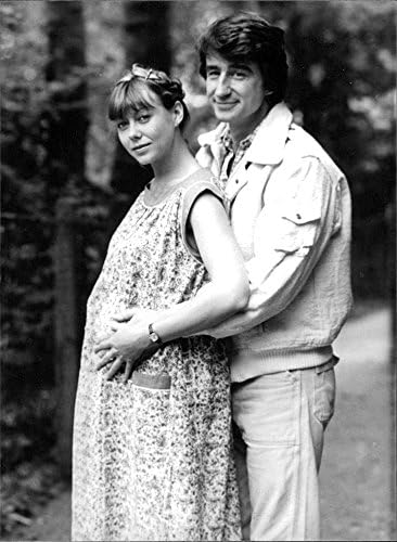 תצלום וינטג 'של ג'ניפר אן ג'ני אגוטר עם התחלה המשותפת שלה סם ווטרסון, מילאה תפקיד של אם בהריון.