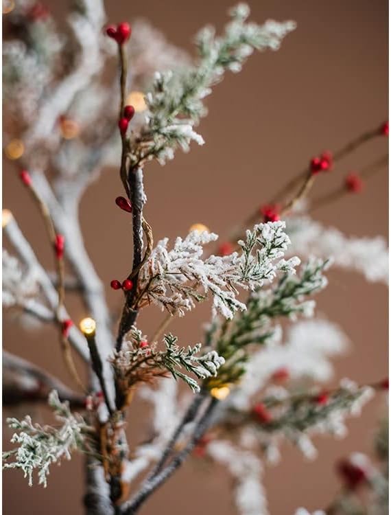 שלג נוהר עץ חג המולד מואר עם ענפי פירות יער אדומים 49.6 גבוה