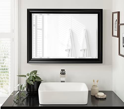 קייט ולורל ויטלי מראת קיר ממוסגרת מסורתית, 24 על 34, מראה אמבטיה מלבנית שחורה וקלאסית עם פרופיל מעבר ועיצוב קצה משופע